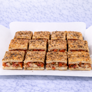 Empanada gallega amb: Tonyina, ceba i pebrot vermell.